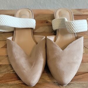 Size 6.5 NWOT tan/creamy white Journee mules